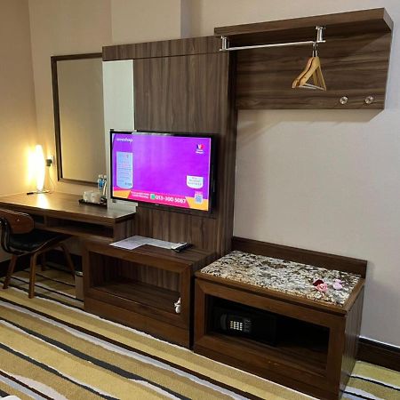 Nova Hotel Miri Buitenkant foto