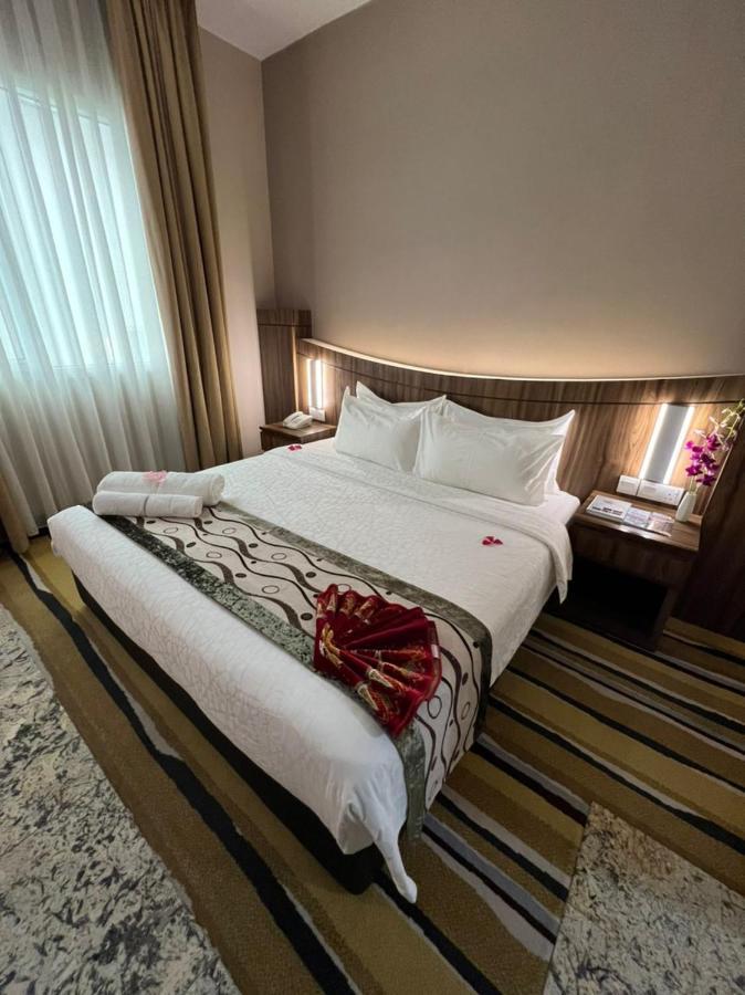 Nova Hotel Miri Buitenkant foto